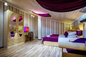 Семейный мансардный номер с двухярусной кроватью в Гостевом доме Galla Hotel