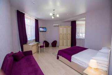 Трехместный Комфорт с балконом в Гостевом доме Galla Hotel
